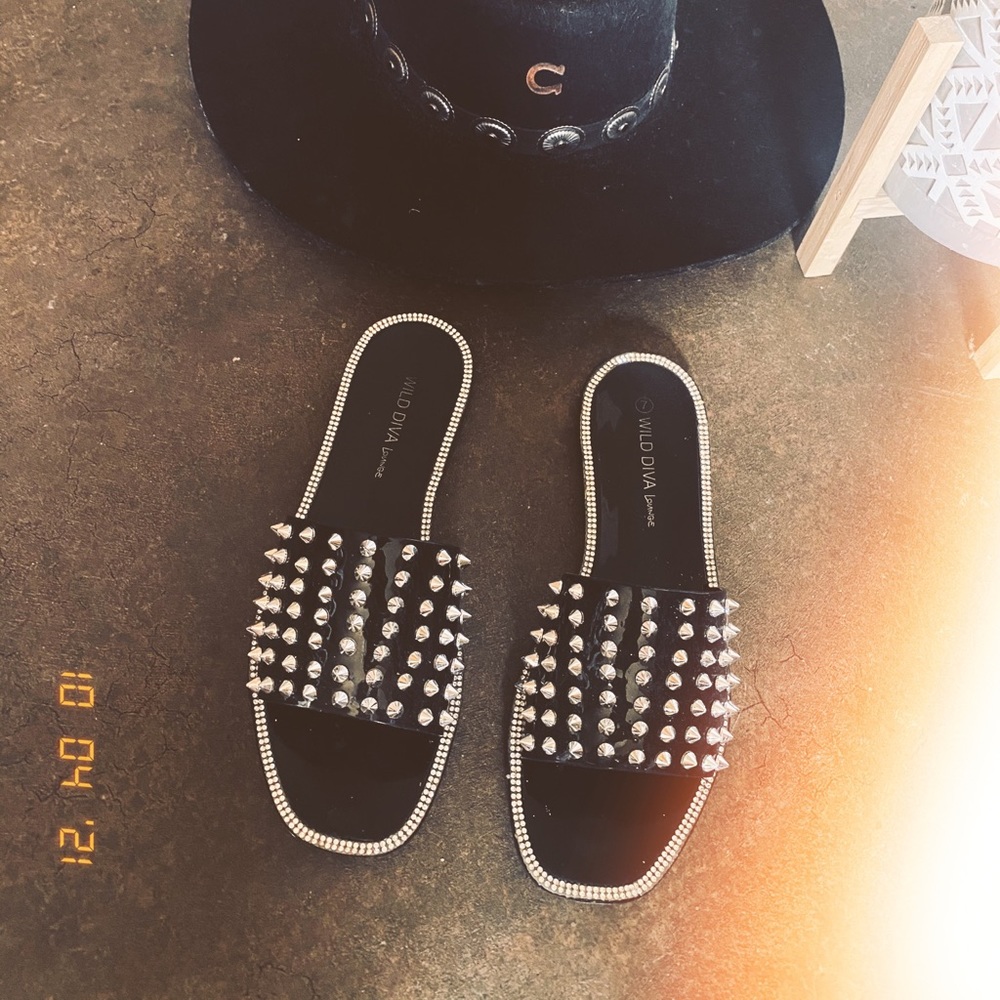 Studded slides 💀⛓